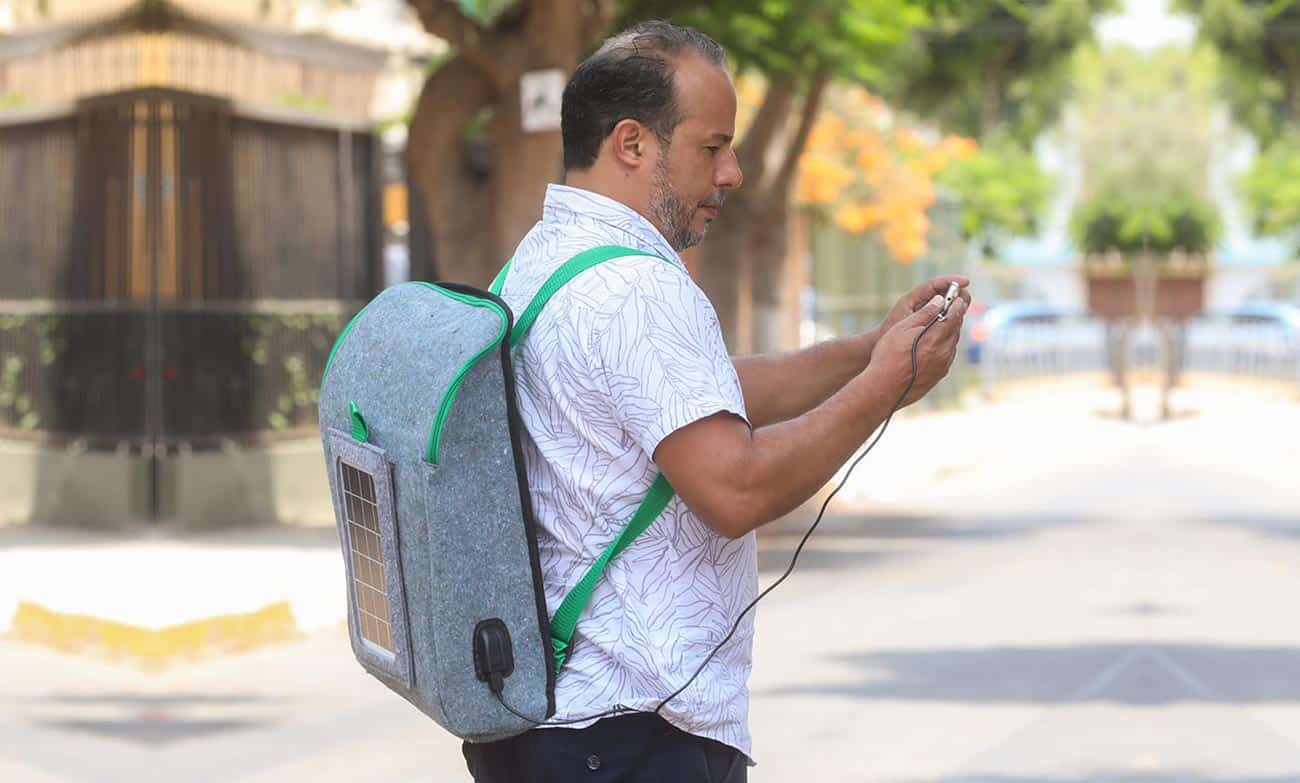 emprendedores crean mochila ecológica, con panel solar integrado, hecha de botellas recicladas