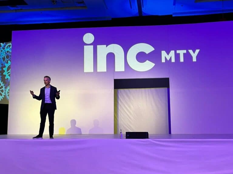 Gerardo Calderón y Laura Aldana, estudiantes del Tec de Monterrey CEM, fueron reconocidos como Mejor Emprendedor del Año.