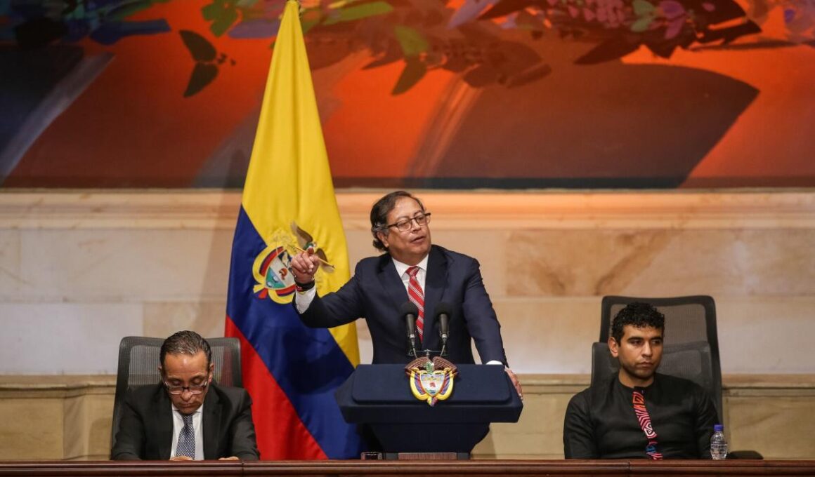 Colombian Senate Amends Pension Bill, Boosts Fund Managers' Fees By $750m